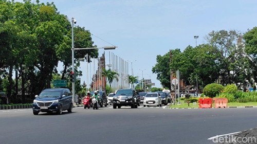 Ilustrasi - Situasi lalin di akses utama menuju Bandara I Gusti Ngurah Rai dan Simpang Gatot Kaca, Tuban, Kecamatan Kuta, Badung, Bali, beberapa waktu lalu. (Foto: Agus Eka/detikBali)