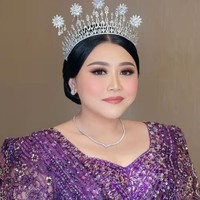Gaya rambut sleek bun masih cukup banyak diminati di tahun 2024. Cunduk mentul dan crown seolah memadukan nuansa adat dengan internasional. Foto: Instagram
