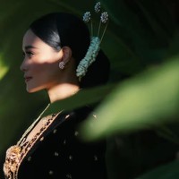 Sleek low bun dipadukan dengan cunduk mentul dan roncean melati membuat nuansa pengantin adat Jawa jelas terpancar. Gaya rambut ini cocok bagi yang ingin tampil tetap simpel namun elegan. Foto: Instagram