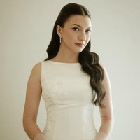 Model rambut long wavy hair half updo ala Cassandra Lee juga tak kalah diminati di tahun 2024. Model rambut tersebut memberikan kesan yang minimalis nan elegan. Foto: Instagram