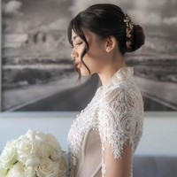 Gaya rambut cepol klasik dipercantik dengan hairpiece yang menarik membuat tampilan kian menawan. Mempermanis tampilan, bisa dengan menyisihkan poni samping yang di-curly. Foto: Instagram