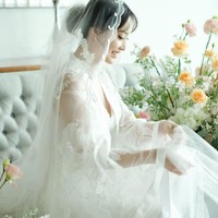 Tampilan ala Korea seperti Nita Vior juga tak kalah menawan. Memilih gaya rambut messy low bun dengan poni tipis, Vior tampil cantik di hari bahagianya. Foto: Instagram