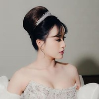 Untuk resepsinya Vior memilih doughnut high bun. Ditambah dengan mini crown, Vior tampil bak princess. Foto: Instagram