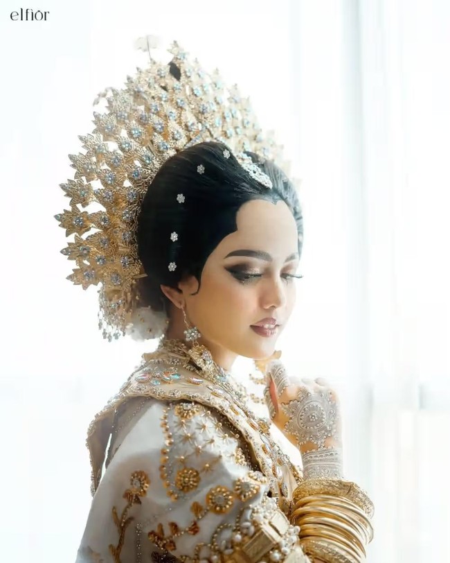 Putri Isnari memilih tampil sebagai pengantin Bugis. Rambutnya tampak disanggul dan disasak. Melengkapi penampilannya, Putri Isnari mengenakan mahkota khas pengantin Bugis. Foto: Instagram