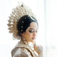 Putri Isnari memilih tampil sebagai pengantin Bugis. Rambutnya tampak disanggul dan disasak. Melengkapi penampilannya, Putri Isnari mengenakan mahkota khas pengantin Bugis. Foto: Instagram