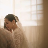 Tetap simpel namun mempesona, Pevita Pearce memilih tampil dengan gaya rambut low bun di hari pernikahannya. Penampilannya itu kemudian dilengkapi dengan veil polos. Foto: Instagram