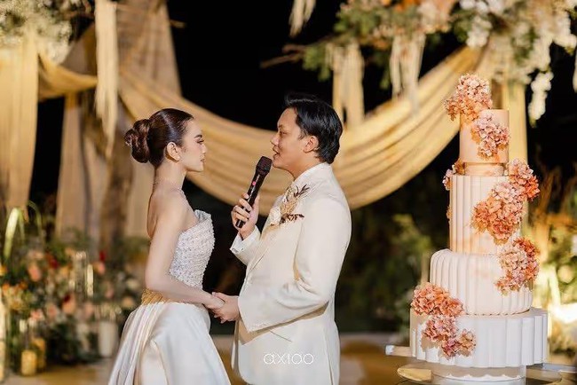 Untuk resepsi pernikahannya di Bali artis cantik Mahalini memilih gaya simpel sleek bun. Penampilannya pun terlihat sederhana tanpa perhiasan tambahan. Foto: Instagram