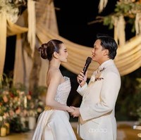 Untuk resepsi pernikahannya di Bali artis cantik Mahalini memilih gaya simpel sleek bun. Penampilannya pun terlihat sederhana tanpa perhiasan tambahan. Foto: Instagram