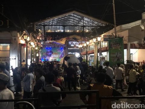 Jalan Malioboro hingga kawasan Titik Nol Kilometer Kota Jogja terpantau padat pada malam tahun baru, Selasa (31/12/2024).