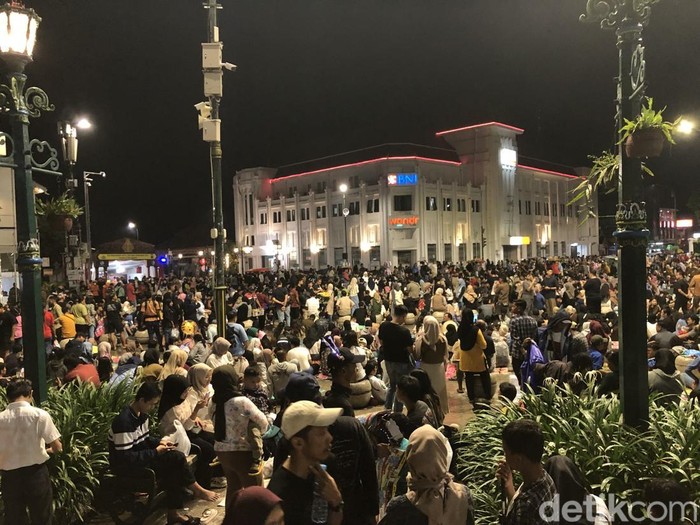 Jalan Malioboro hingga kawasan Titik Nol Kilometer Kota Jogja terpantau padat pada malam tahun baru, Selasa (31/12/2024).