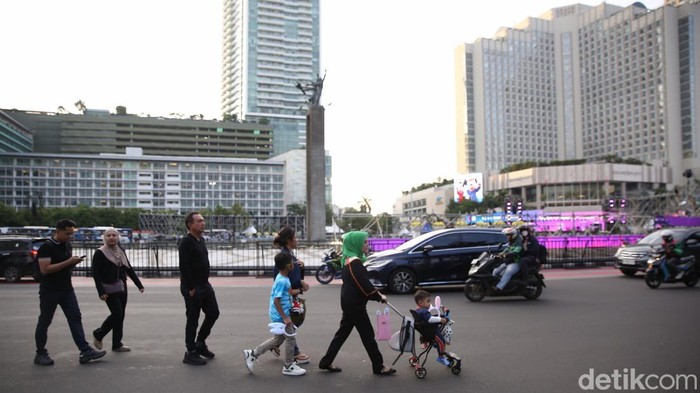 Warga mulai berdatangan ke Bundaran HI. Jakarta. Mereka akan merayakan pergantian tahun di tempat itu.