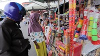 Banyak warga membeli kembang api untuk memeriahkan perayaan tahun baru dan hari besar lainnya. 