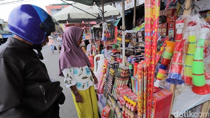 Jelang malam pergantian tahun, warga Jakarta mulai berburu petasan dan kembang api. Seperti terlihat di Pasar Tanah Abang, Jakarta.