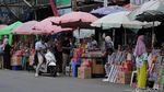 Jelang Malam Tahun Baru Warga Berburu Petasan dan Kembang Api
