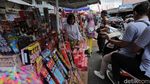 Jelang Malam Tahun Baru Warga Berburu Petasan dan Kembang Api