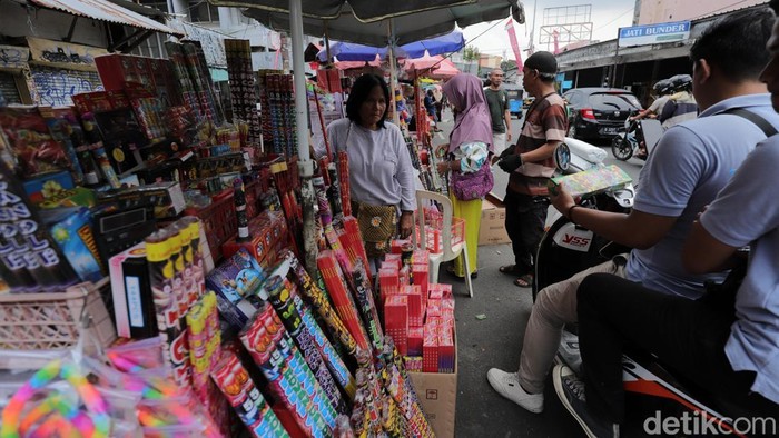 Jelang malam pergantian tahun, warga Jakarta mulai berburu petasan dan kembang api. Seperti terlihat di Pasar Tanah Abang, Jakarta.