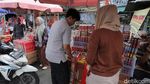 Jelang Malam Tahun Baru Warga Berburu Petasan dan Kembang Api