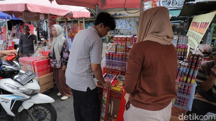 Jelang malam pergantian tahun, warga Jakarta mulai berburu petasan dan kembang api. Seperti terlihat di Pasar Tanah Abang, Jakarta.