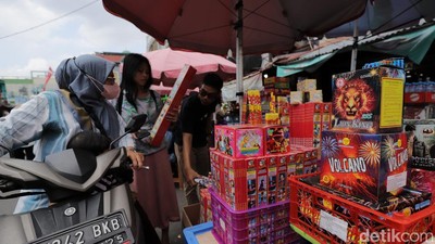 Jelang Malam Tahun Baru Warga Berburu Petasan dan Kembang Api