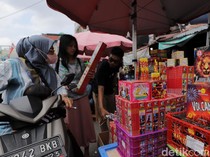 Jelang Malam Tahun Baru Warga Berburu Petasan dan Kembang Api