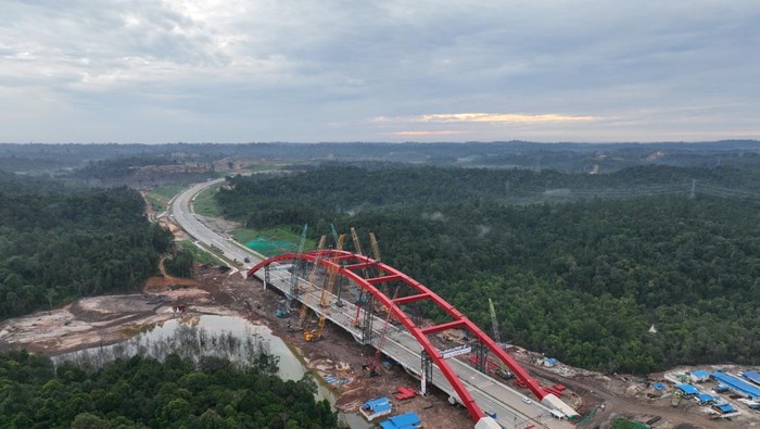 PT Waskita Karya (Persero) Tbk menargetkan Jembatan Dirgahayu yang berada di Jalan Tol IKN Segmen Simpang Tempadung-Jembatan Pulau Balang selesai dibangun pada akhir 2024.