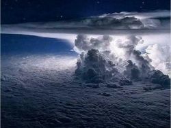 Jika Mengidap Megalophobia Jangan Lihat Foto Ini, Jangan Ya Dek