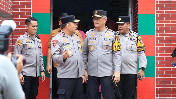 Kapolda Jatim bersama Polres Jajaran mengecek pos pelayanan dan pengamanan Nataru jelang pergantian tahun 2024-2025.