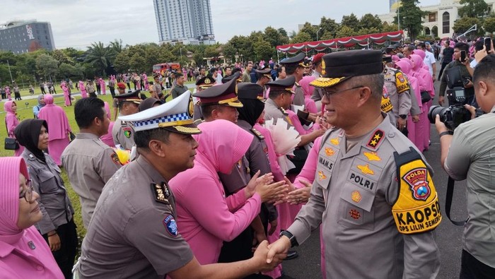 Kapolda Jatim Irjen Imam Sugianto mengucapkan selamat kepada anggota Polri yang naik pangkat.
