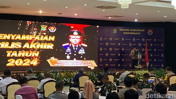 Kapolda Metro Jaya Irjen Karyoto menyampaikan rilis akhir tahun di Polda metro Jaya, Selasa (31/12/2024)