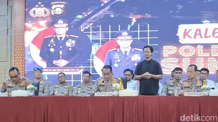 Kapolda Sumsel beserta jajaran JPU saat menyampaikan hasil Rapat Akhir Tahun Mapolda Sumsel.