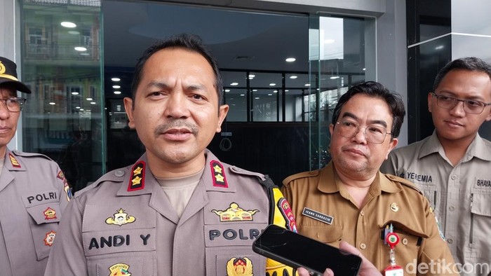 Kapolres Batu AKBP Andi Yudha Pranata saat diwawancarai awak media.