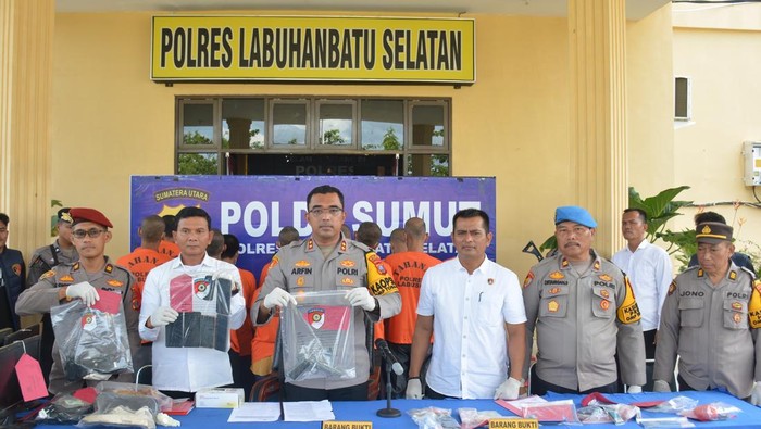 Kapolres Labusel AKBP Arfin saat merilis kasus pencurian truk. (Foto: Dok. Polres Labusel)