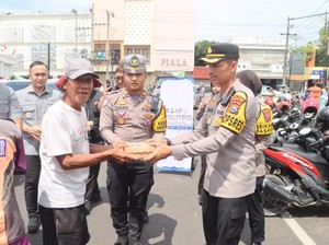 Polres Pasuruan Kota dan Imigrasi Malang-bagi Bagi Ratusan Makanan Bergizi