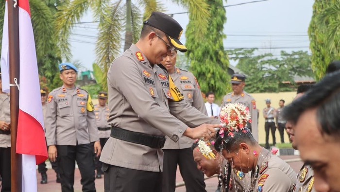 Kapolres Probolinggo AKBP Wisnu Wardana saat uapcara kenaikan pangkat