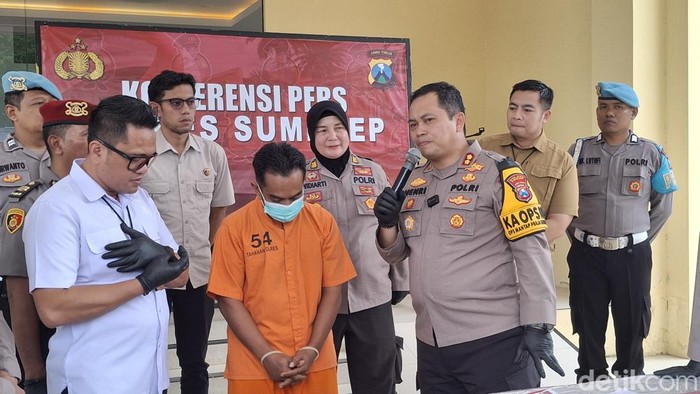 Kapolres Sumenep menanyakan sesuatu kepada suami tersangka penganiayaan terhadap istrinya hingga meninggal.