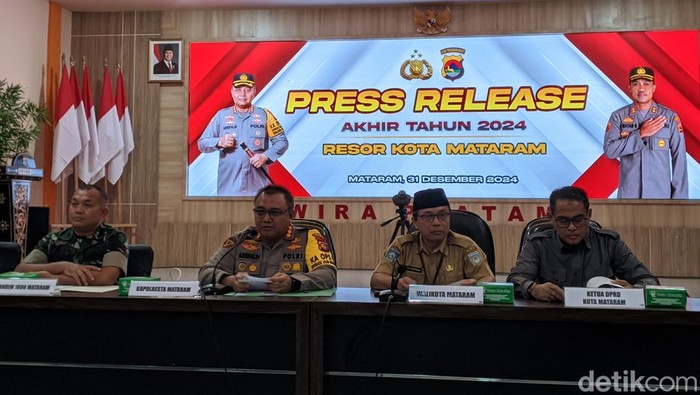 Kapolresta Mataram Kombes Ariefaldi Warganegara didampingi Asisten I Kota Mataram Lalu Martawang dan Ketua DPRD Kota Mataram M Malik saat konferensi pers akhir tahun di Mapolresta Mataram, Selasa (31/12/2024). (Foto: Ahmad Viqi/detikBali)