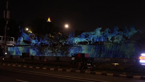 Karya Seni Video Mapping Ciptaan Eldwin Pradipta di patung Arjuna Wijaya, Jalan Merdeka Barat, Jakarta Pusat.