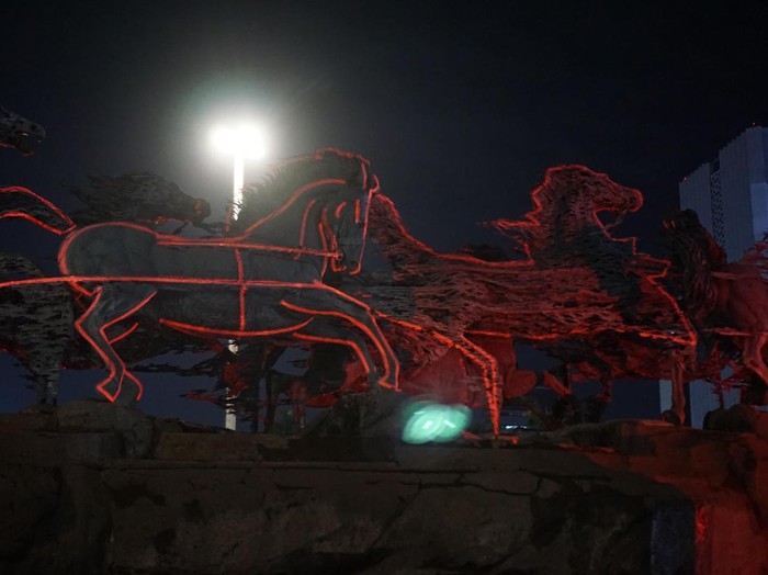 Karya Seni Video Mapping Ciptaan Eldwin Pradipta di patung Arjuna Wijaya, Jalan Merdeka Barat, Jakarta Pusat.