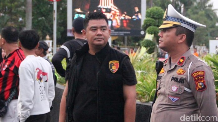 Kasat Lantas dan Kasat Reskrim saat pengamanan jalur di Pekanbaru beberapa waktu lalu (Foto: Dok Raja Adil Siregar)