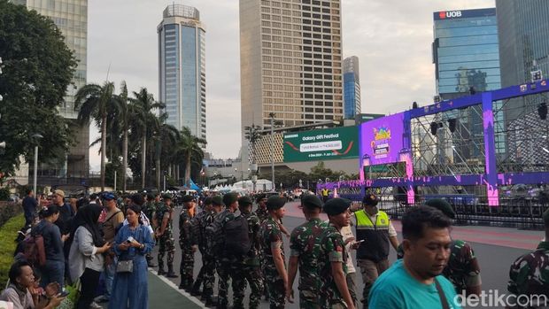 Kawasan Bundaran HI, Jakarta Pusat menjadi salah satu pusat keramaian di malam tahun baru. Panggung hingga layar LED berdiri menyambut acara tahun baru. (MI Fawdi/detikcom)