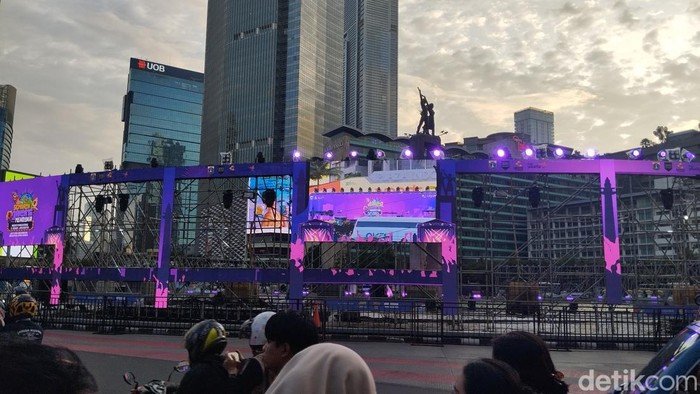 Kawasan Bundaran HI, Jakarta Pusat menjadi salah satu pusat keramaian di malam tahun baru. Panggung hingga layar LED berdiri menyambut acara tahun baru. (MI Fawdi/detikcom)