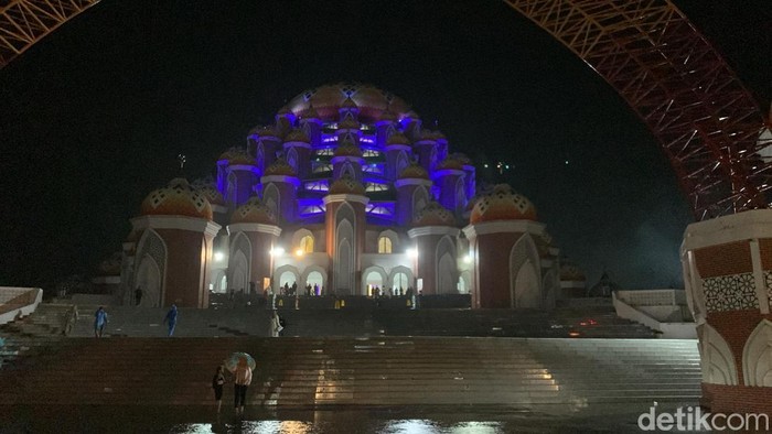 Kawasan CPI Makassar diguyur hujan lebat jelang pergantian tahun 2025. Fatmawati Hamzading/detikSulsel
