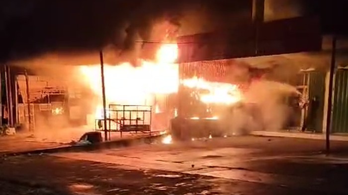 Kebakaran di dekat Polsek Biringkanaya, Makassar.