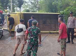 Terjadi Lagi! Truk Terguling di Jalur Ekstrem Hutan Tunggangan Wonogiri