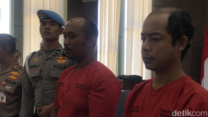 Kedua pelaku saat dihadirkan di Mapolda Sumbar. (M. Afdal Afrianto/detikSumut)