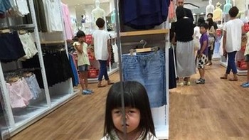 Menyatu dengan cermin. Foto: Kids in Predicaments