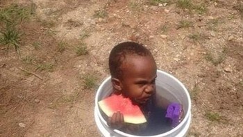 Enak ya agi panas terik berendam di air sambil makan semangka. Foto: Kids in Predicaments