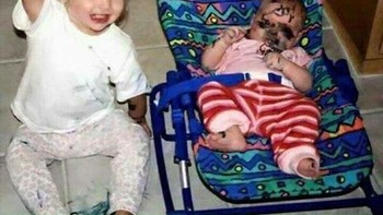 Iseng banget si kakak. Foto: Kids in Predicaments