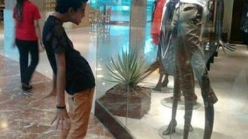 Random banget ikutin gaya manekin. Foto: Kids in Predicaments