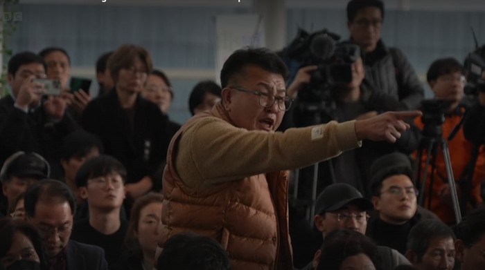 Keluarga korban kecelakaan Jeju Air yang menunggu di Bandara Internasional Muan, Korea Selatan.